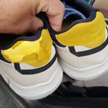 Ayakkabının Arka Kısmı Hızla Soyuluyor