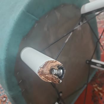 Çürük Sandalyeler Ve İlgisiz Satıcı