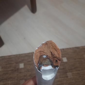 Çürük Sandalyeler Ve İlgisiz Satıcı