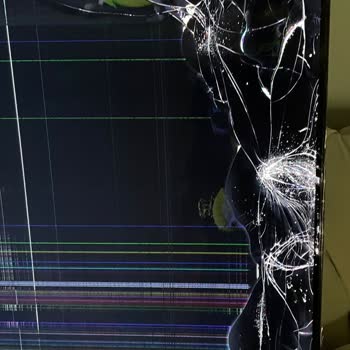 Kırık TV Paneli Ve Geciken Ücret İadesi Sorunu