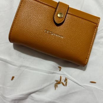 Kullanılmamış Cüzdanın Derisi Dökülüyor!