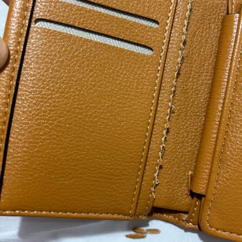 Kullanılmamış Cüzdanın Derisi Dökülüyor!