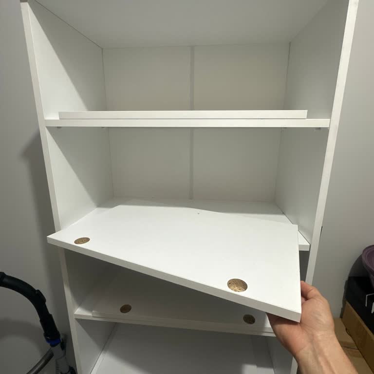 Eksik Menteşelerle Yarım Kalan Dolap Kurulumu