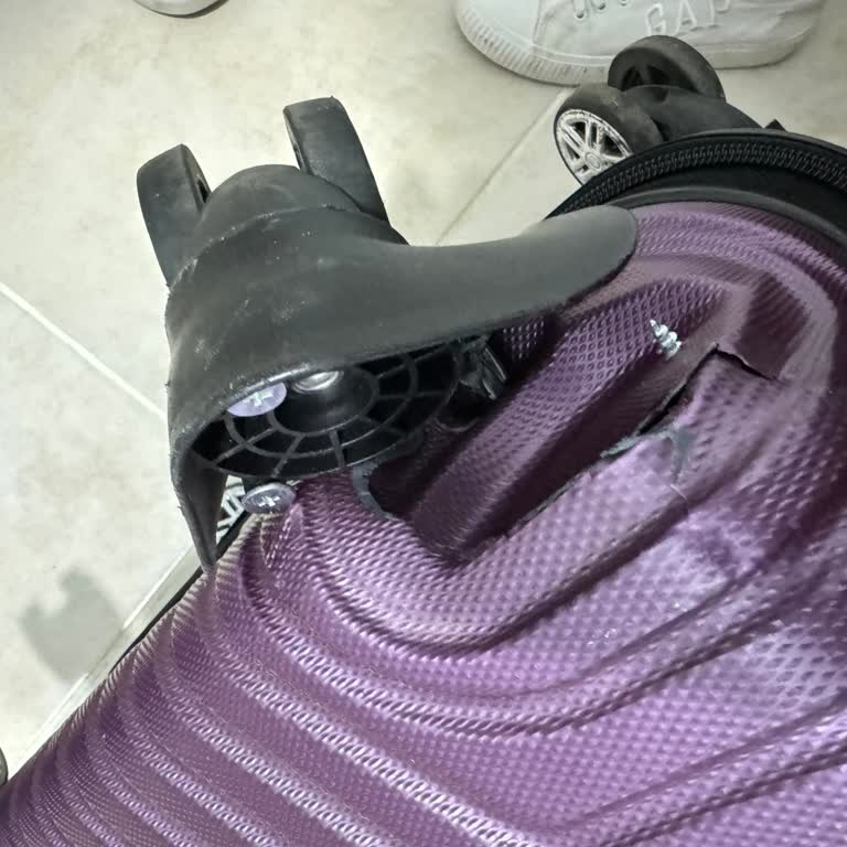 Kırık Valiz Ve İhmalkar Taşıma Sorunu