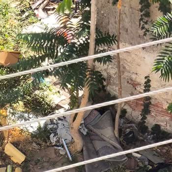 Çöpler Ve Tehlikeli Bina Mahallemizi Tehdit Ediyor
