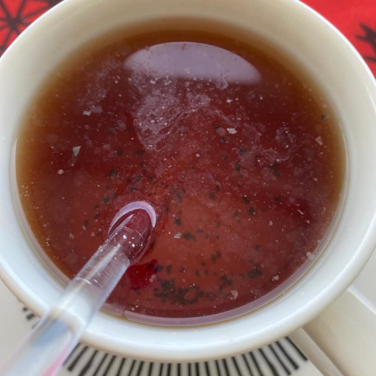 Çayın Üzerini Kaplayan Garip Tabaka