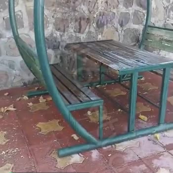Şahinbey Belediyesi Parktaki Görevli Bankları Sulamış Ve Bank Islak!