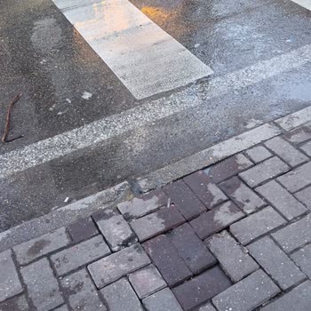 Kaldırımda Patlayan Kanalizasyon Borusu Hijyen Sorunu Yaratıyor