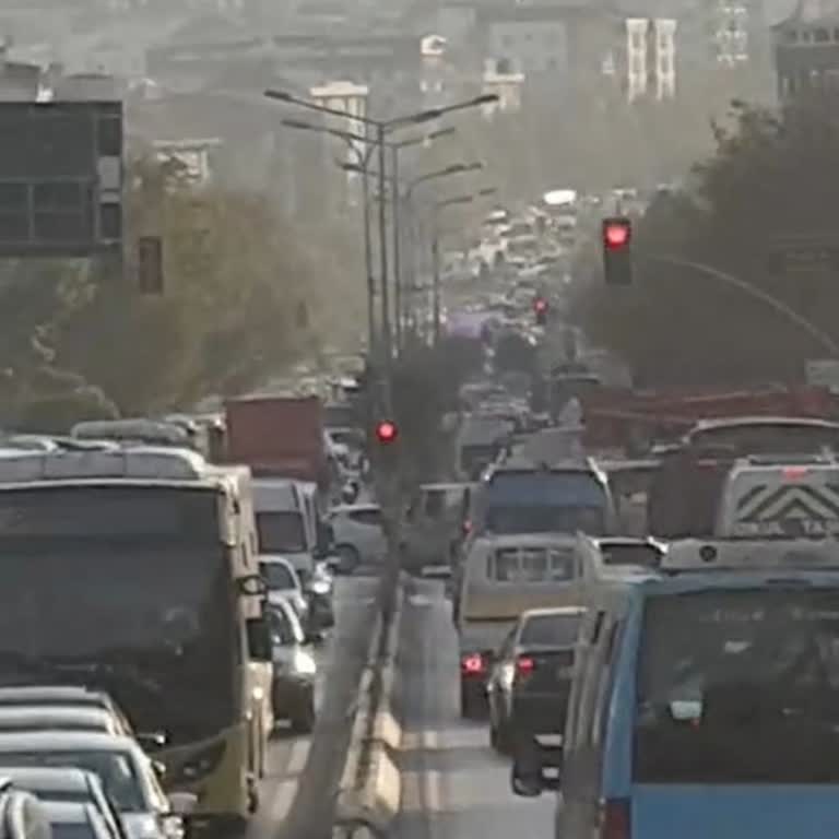 Sarıgazi Meydanında Trafik Ve Yetersiz Yol Bilgilendirmesi