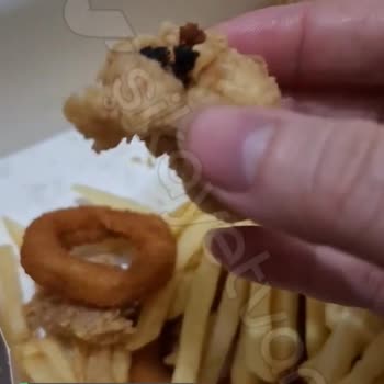 Popeyes Tavuktan Çıkan Siyah Kara Böcek Yapışmış Gibi Bir Şey!