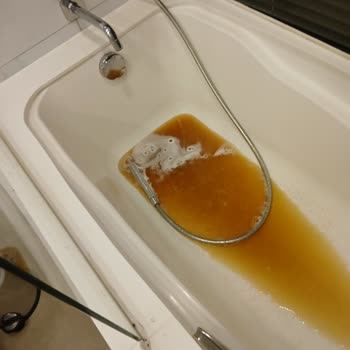 Hilton'da Çamurlu Su Şoku: Beklenmedik Bir Deneyim