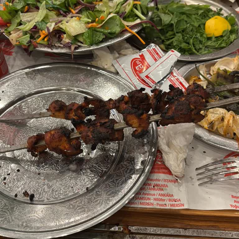 Yanmış Tavuk Ve Kaba Garson Davranışı