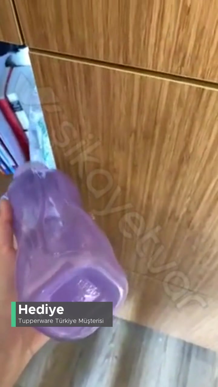 Tupperware Suluğum Hemen Çatladı videonun kapak resmi