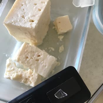 Aknaz Peynirde Cam Parçası Tehlikesi