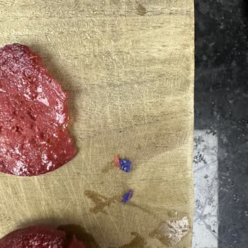 Markalı Sucukta Sağlık Riski: Mavi Lastik Parçaları