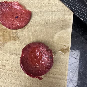 Markalı Sucukta Sağlık Riski: Mavi Lastik Parçaları