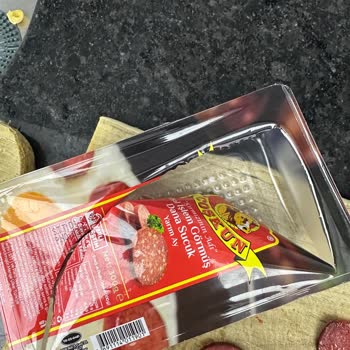 Markalı Sucukta Sağlık Riski: Mavi Lastik Parçaları