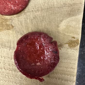 Markalı Sucukta Sağlık Riski: Mavi Lastik Parçaları