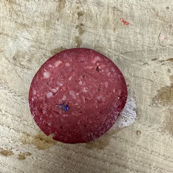 Markalı Sucukta Sağlık Riski: Mavi Lastik Parçaları