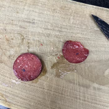 Markalı Sucukta Sağlık Riski: Mavi Lastik Parçaları