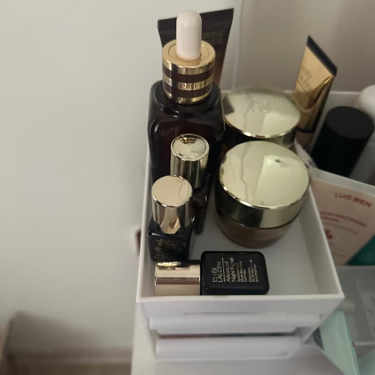 Cilt Tahrişi Yapan Este Lauder Night Repair Serisi