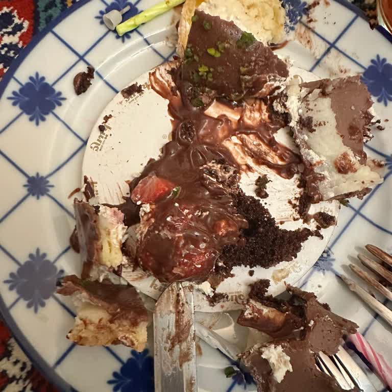 Bayat Ve Bozuk Pasta Şoku: Güvenilir Pastanede Hayal Kırıklığı