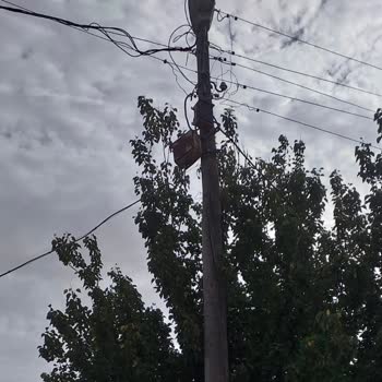 Yunak'ta Elektrik Direği Tehlikesi: Acil Müdahale Gerekiyor