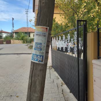 Yunak'ta Elektrik Direği Tehlikesi: Acil Müdahale Gerekiyor