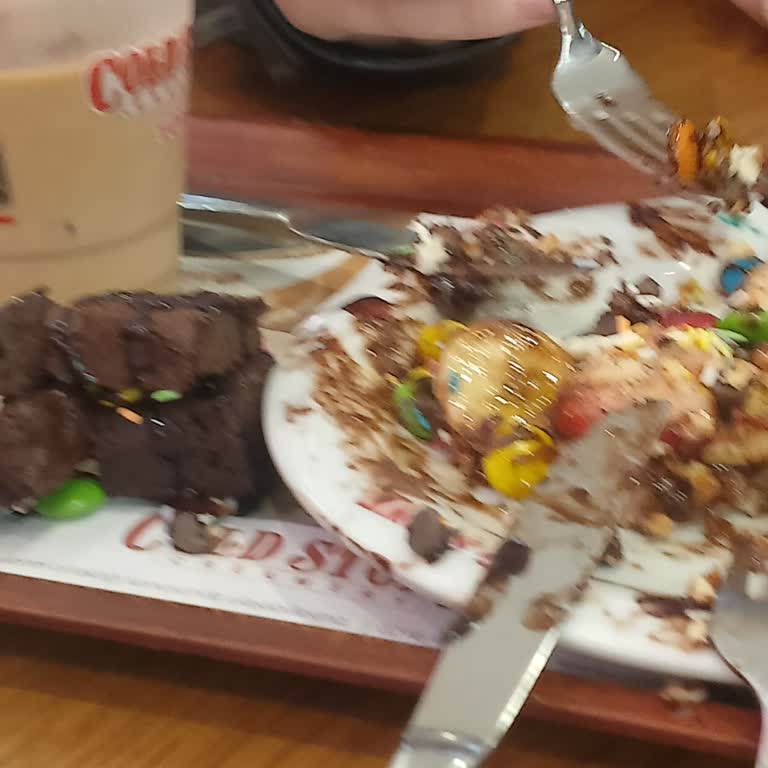 Waffle Üzerindeki Browni'nin Zeytin Tadı Şoku