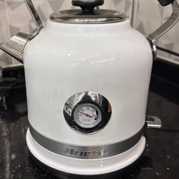 Ariete Kettle'ın Yüzeyinde Atmalar Ve Kabarcıklar