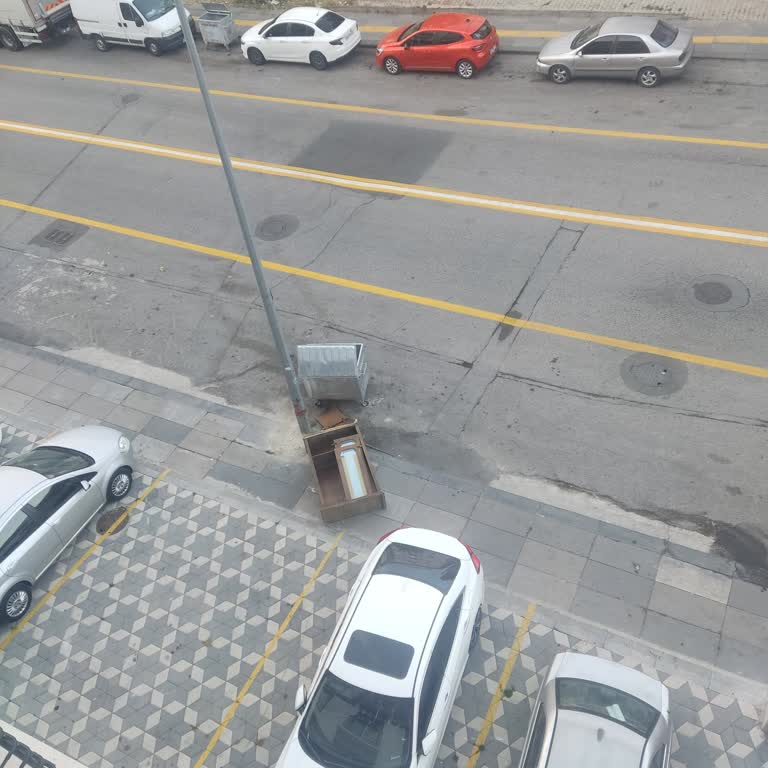 Çöp Konteyneri Otopark Girişini Engelliyor