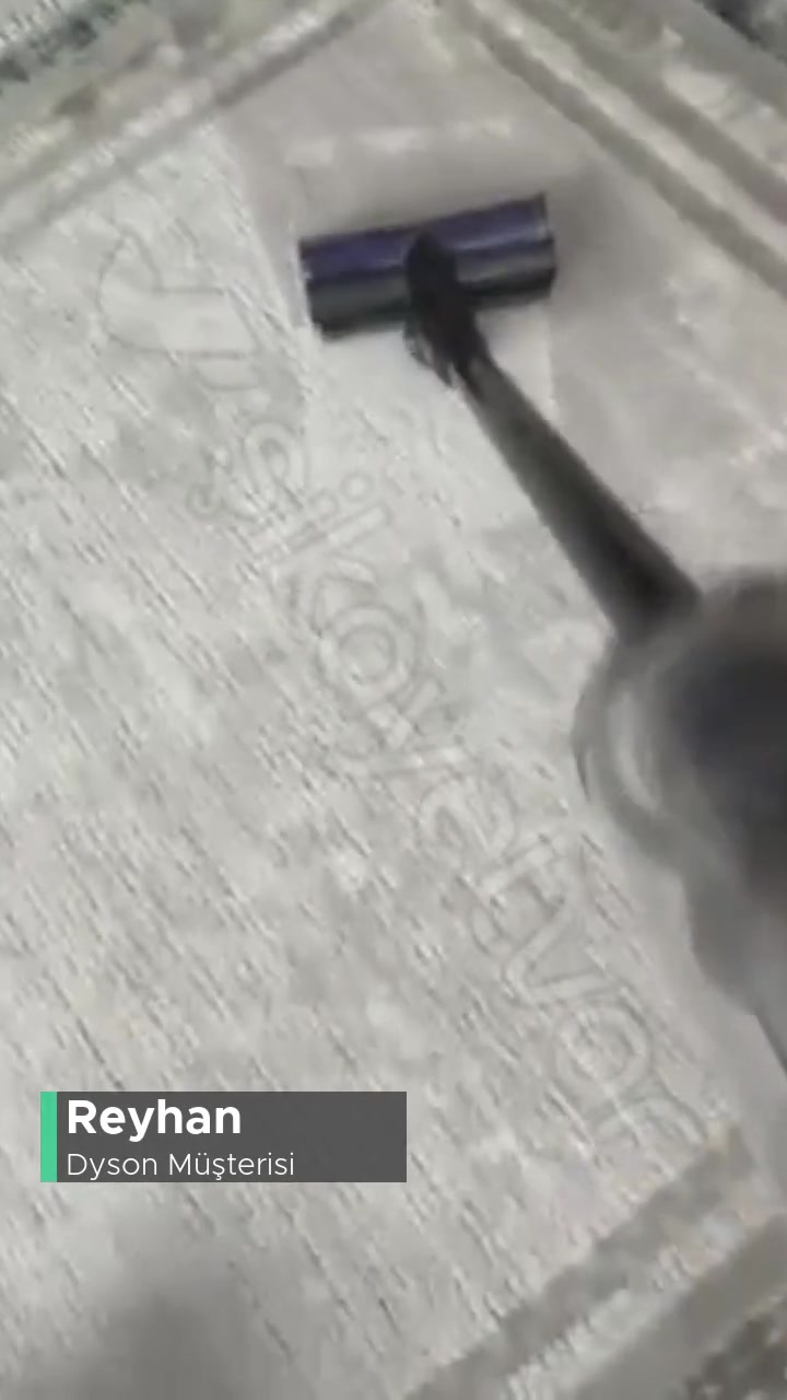 Dyson Başlık Süpürürken Duruyor videonun kapak resmi