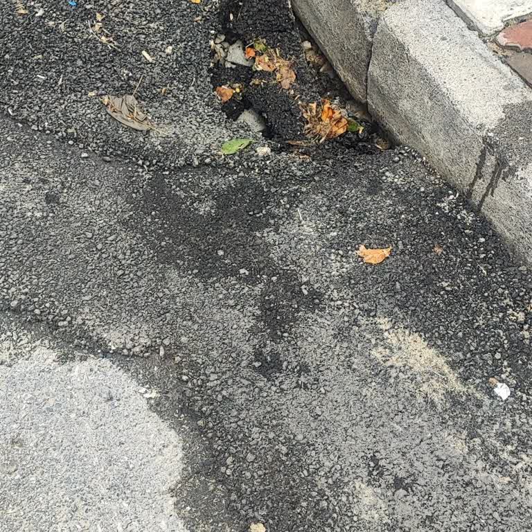 Asfalt Çökmesi Nedeniyle Araç Hasarı