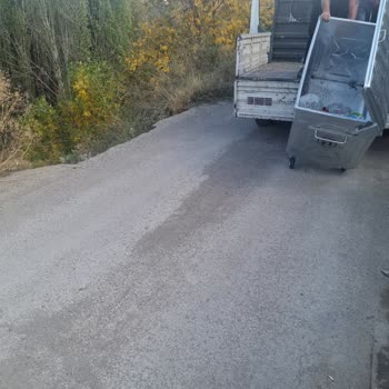 Belediye Aracının Kaçışı: Çöp Konteyneri Yükleme Skandalı