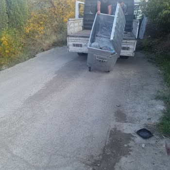 Belediye Aracının Kaçışı: Çöp Konteyneri Yükleme Skandalı