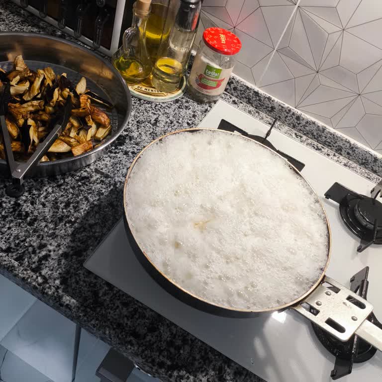 Komili Ayçiçek Yağında Köpürme Sorunu Ve Sağlık Endişesi