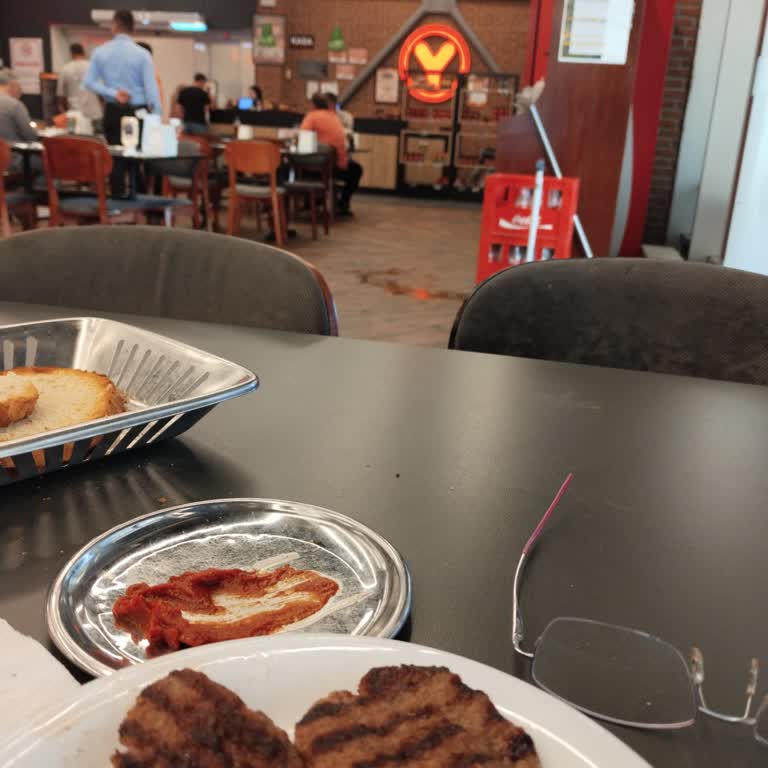 Köfteci Yusuf'ta Hayal Kırıklığı: Salatadan Çıkan Saç Ve İlgisiz Personel!