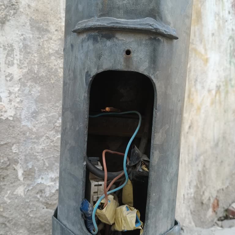 Tehlikeli Elektrik Direği: Çocuklar İçin Büyük Risk