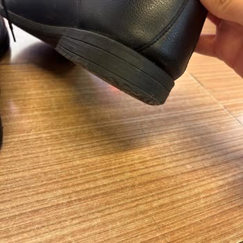 FLO'dan Alınan Ayakkabının Tabanı İki Günde Eriyor