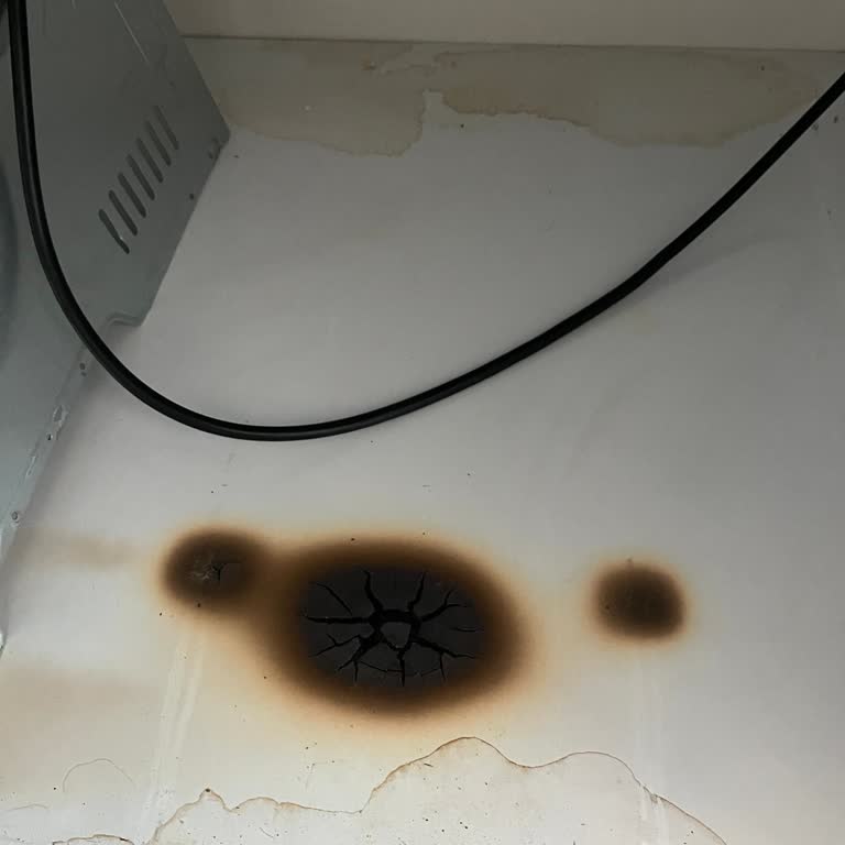 Simfer Fırın Güvenlik Riski: Mutfak Dolabını Yaktı