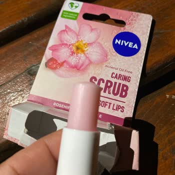 Nivea скраб для губ без гранул, как обычный бальзам