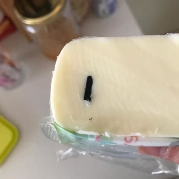 Sütaş Kaşar Peynirinde Şaşırtan Siyah Cisim