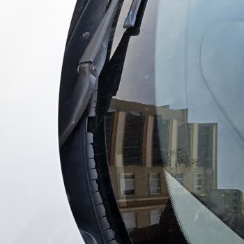 BMW Ön Cam Plastik Aksam Yıpranması Ücretsiz Değişim Talebi