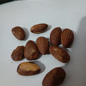 Nemli Ve Lezzetsiz Bademler