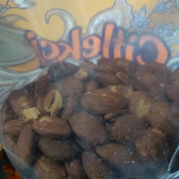 Nemli Ve Lezzetsiz Bademler