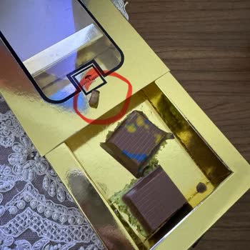 Dubai Çikolatasında Odun Parçası Ve Katı Form Hayal Kırıklığı