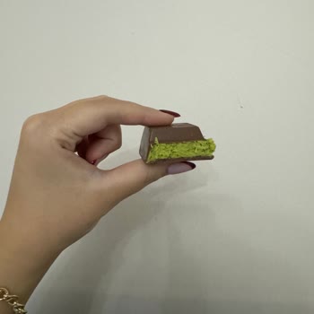 Dubai Çikolatasında Odun Parçası Ve Katı Form Hayal Kırıklığı