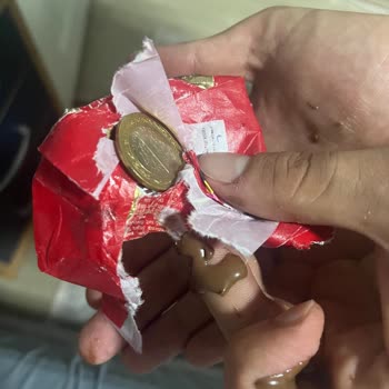 Çikolatanın İçinden Çıkan Şaşırtıcı Nesne