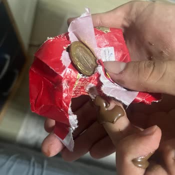 Çikolatanın İçinden Çıkan Şaşırtıcı Nesne