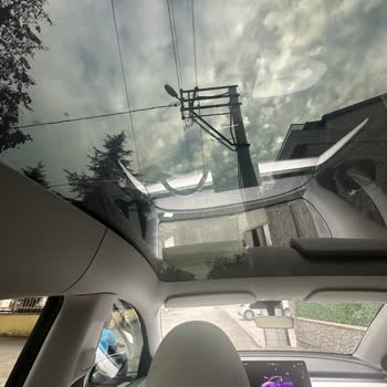 Tesla Model Y Tavan Camı Şoku